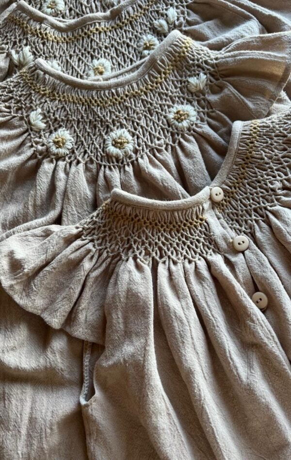 Vestido bordado en punto smock , diseños únicos