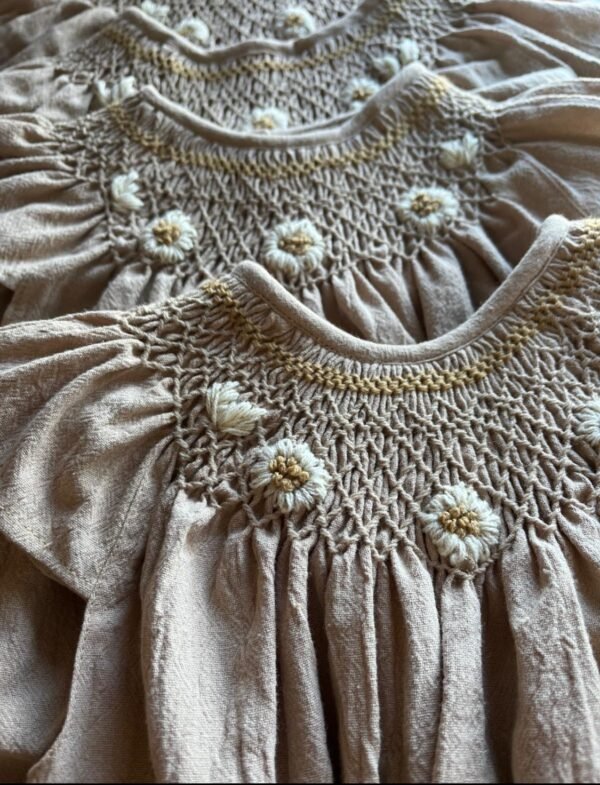 Vestido bordado en punto smock , diseños únicos