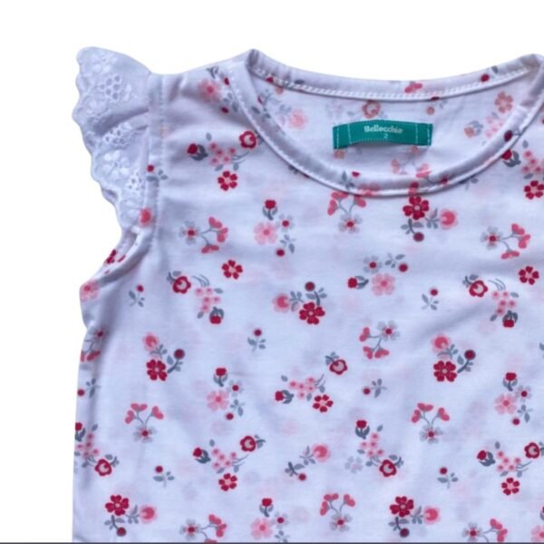 Remera con detalles de broderie